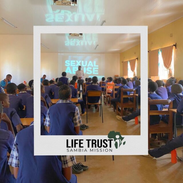 In regelmäßigen Abständen gibt es für unsere Schülerinnen und Schüler an der Life Trust School Waya sogenannte "Awareness Teachings". Dabei handelt es sich um informative Aufklärungsstunden, bei denen die Sozialarbeiterinnen und Sozialarbeiter wichtige Themen mit den Kids besprechen.

Kürzlich ging es um ein wir ein extrem sensibles und wichtiges Thema: sexueller Missbrauch. Da im Kontext von Armenviertel weit über durchschnittlich viele Fälle von Missbrauch geschehen ist es so wichtig, die Kinder darüber aufzuklären. Was genau ist sexueller Missbrauch, was kann man dagegen tun, mit wem kann man darüber sprechen und wie kann man ein klares "Nein!" zu solchen Handlungen geben? All das wurde in diesem Teaching besprochen.

Gemeinsam möchten wir sie stärken und aufklären, damit sie sich selbst schützen und ihre Rechte kennen. 

Prävention beginnt mit Wissen – lasst uns gemeinsam eine sichere Zukunft für alle Kinder gestalten. 

#Aufklärung #Kinderrechte #Schutz #Zukunft #lifetrustsambia #lifetrustschoolwaya